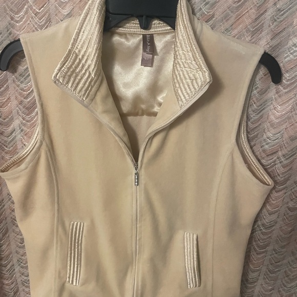 White Stag Jackets & Blazers - White Stag Cream Sleeveless Zip-Front Vest Size S 4-6